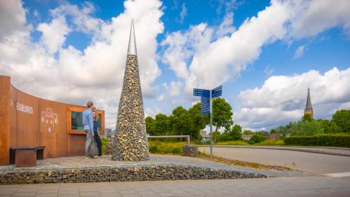 Toeristisch Overstap Punt Doesburg: kegel van stenen van waaruit wandel- en fietsroutes starten